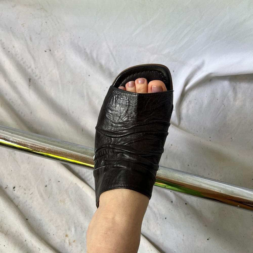 Black Sandals for Effortless Style - Picture 9 of 11